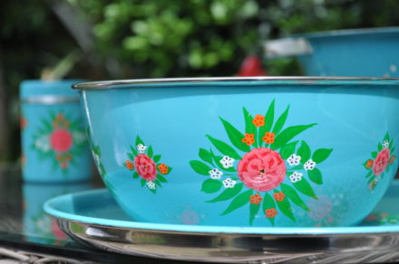 Jasmine White London hand painted Alice enamelware large bowl