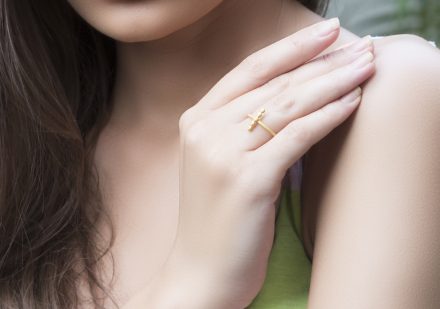 Jasmine White London T Bar ring in 18 k Gold vermeil with Zircon crystals